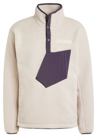 Pullover in pile color crema con collo alto, caratterizzato da una tasca accentuata viola scuro e chiusura con bottoni a pressione. Tessuto morbido con una vestibilità casual.