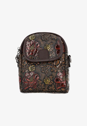 Borsa in pelle scura con motivo floreale impresso, forma arrotondata, decorata con fiori rossi e gialli, dettagli marroni e chiusura con cerniera.