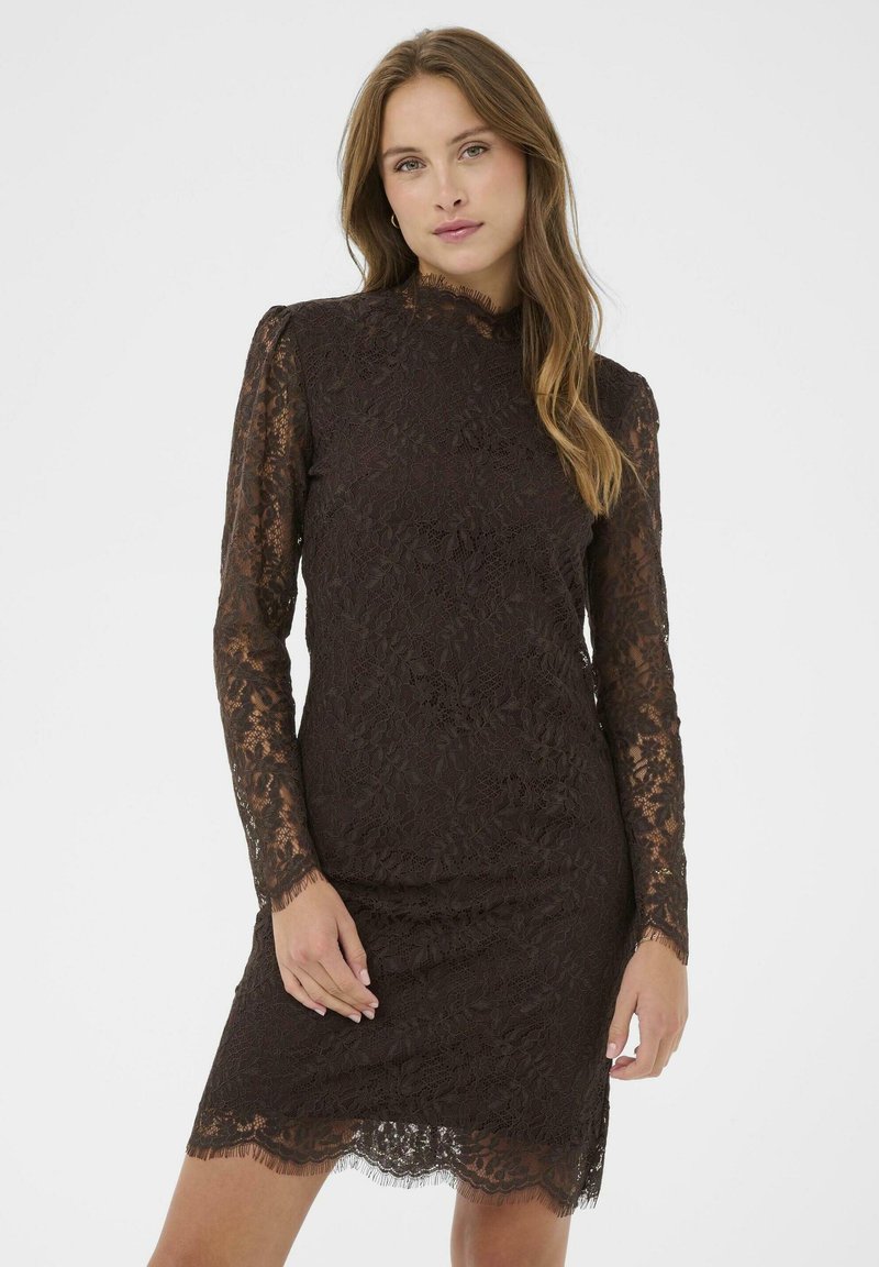 Rochie din dantelă maronie, cu mâneci lungi și decolteu înalt. Prezintă modele florale și un tiv cu margini ondulate, evidențiind o finisare texturată.