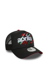 Cappellino da baseball nero con schiena in rete, con ricamo bianco "aprilia" e strisce diagonali rosse e verdi. Accento rosso sulla visiera.