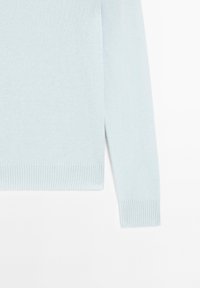 Ljusblå kashmirtröja med ribbad fåll och ärmar, långärmad och med en mjuk textur.