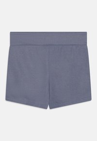 Shorts en coton gris avec une texture lisse, dotés d'une large taille élastique et d'une coupe droite simple, sans motifs ni accents visibles.