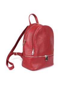 Roter Leder-Rucksack mit runder Form, ausgestattet mit zwei Reißverschlussfächern und verstellbaren Trägern. Strukturierte Oberfläche, silberne Hardware-Akzente.