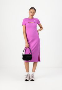 Puma WARDROBE MIDI CUT OUT DRESS - Džersio suknelė - wild berry