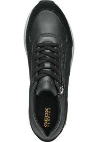 Sneaker in pelle nera con dettagli in camoscio, punta tonda, chiusura con lacci davanti, cerniera laterale, soletta imbottita e suola con textura. Marchio Geox visibile.