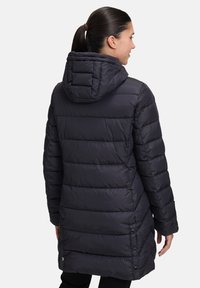 Puszysty, ciemnoszary parka z kapturem, z pikowanym wzorem, bocznymi guzikami i średniej długości krojem. Gładka tekstura i lekki materiał.