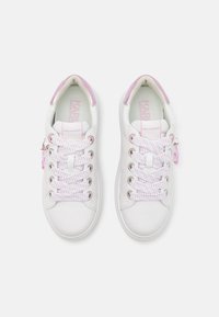 Hvite joggesko med teksturert overdel, rosa detaljer på hælen og tungen, samt flerfargede mønstrede snøringer. Logo trykket på sålene.