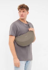 Larkson SOLVEIG MEDIUM HALF MOON - Taška cez plece - gravel