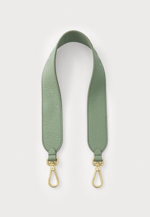 Cinturino in pelle verde con una texture liscia, dotato di ganci in metallo dorato a entrambe le estremità per il fissaggio. Progettato per borse o accessori.