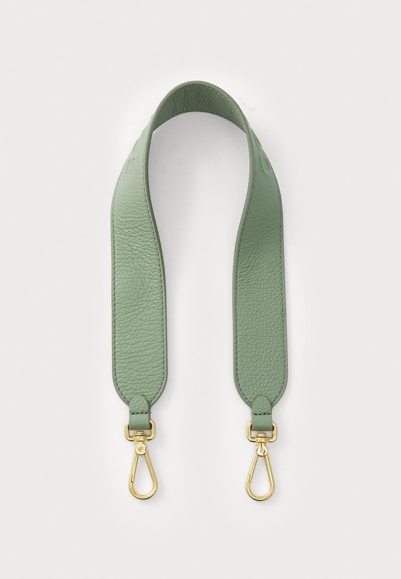 Sangle en cuir vert au toucher lisse, avec des clips en métal doré aux deux extrémités pour l'attache. Conçue pour des sacs ou des accessoires.