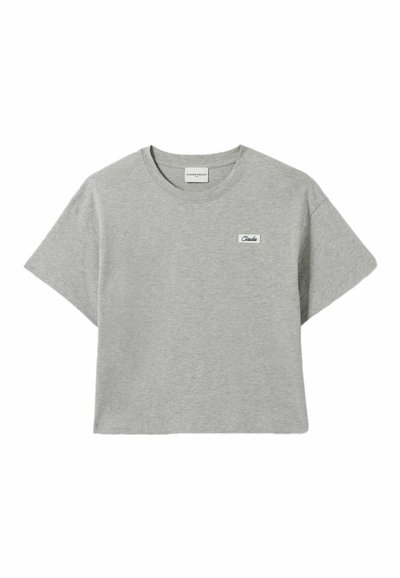 T-shirt grigio a maniche corte realizzato in un mix di cotone con una vestibilità rilassata. Presenta una piccola patch con logo rettangolare sul lato sinistro anteriore.