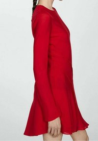 Vestido largo rojo de manga larga con falda acampanada, hecho de una tela ligera. Presenta detalles de costura sutiles a lo largo de la cintura.