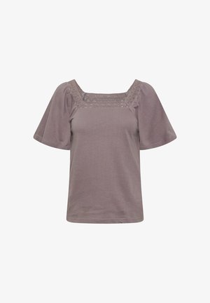 Blouse mauve à manches courtes avec un large décolleté carré et un détail de dentelle autour du cou et des épaules.