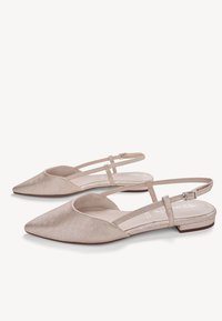 Sandy boty typu slingback s špičatou špičkou z texturovaného světlého béžového materiálu. Disponují úzkým nártem, plochým podpatkem a minimalistickým designem.
