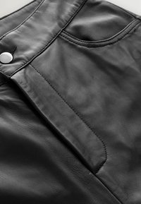 REGULAR FIT - Lederhose - black