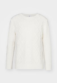 Weißer Strickpullover mit klassischem Rippenkragen, strukturierten Oberflächen und Zopfmuster auf der Vorderseite und den Ärmeln.