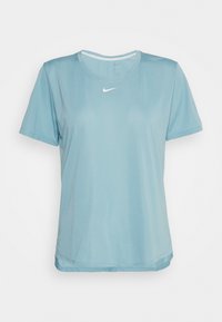 Camiseta deportiva de manga corta color azul claro con escote redondo y un pequeño logotipo blanco en forma de swoosh en el pecho. Fabricada con un material suave y transpirable.
