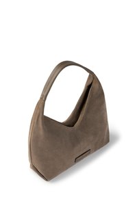 Wildleder-Handtasche in Taupe mit einer geschwungenen Silhouette, ausgestattet mit einem einzigen Schultergurt und einem Reißverschluss. Logo-Plakette Akzent auf der Vorderseite.
