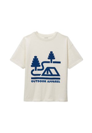 T-shirt écru avec une illustration bleue de deux arbres, d'un chemin sinueux, d'une tente et du texte "VÊTEMENTS DE PLEIN AIR" à l'avant.
