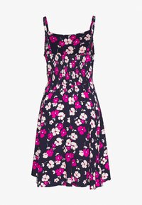 Mörkblå sommardress med rosa och vita blommönster, smockad midja och justerbara axelremmar.