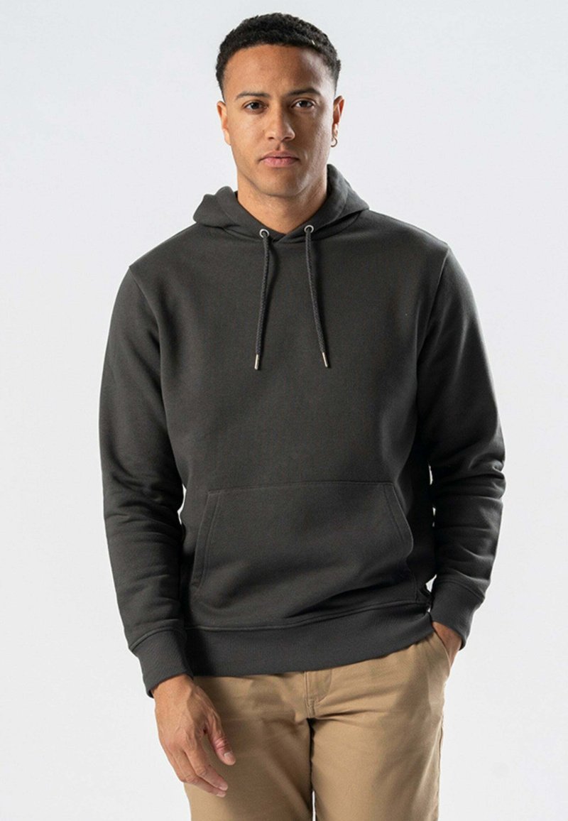 Hoodie gris foncé en tissu doux, avec une poche kangourou, un cordon de serrage ajustable et des poignets côtelés. Détails de couture plate visibles.
