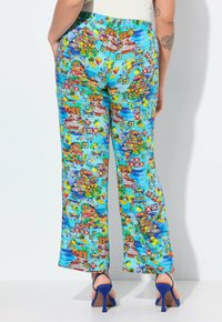 Lätta, livfulla blå byxor med ett färgglatt strandmönster. Har en elastisk midjeband och en avslappnad passform, med sidofickor.