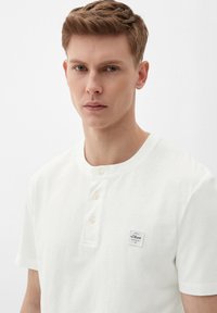 s.Oliver MIT HENLEY-AUSSCHNITT - Navadna majica - weiß