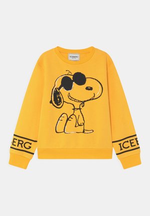 Gelbes Sweatshirt mit langen Ärmeln, mit schwarzem Text "ICEBERG" auf den Ärmeln und einem Motiv von Snoopy mit Sonnenbrille auf der Vorderseite.