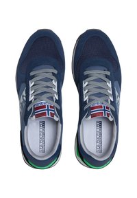 Scarpe da ginnastica blu navy realizzate in materiali mesh e suede, con lacci grigi e una suola accentuata di verde. Bandiera norvegese sulla linguetta.