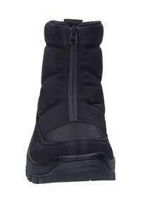 Czarne zimowe buty z ocieplaną konstrukcją, wyposażone w centralny zamek błyskawiczny, teksturowany materiał oraz trwałą gumową podeszwę zapewniającą przyczepność.