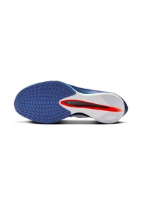 Blå og hvid skosål med tekstureret gummigreb, der har en fremtrædende rød accent og et slankt design, der fremhæver den aerodynamiske form.