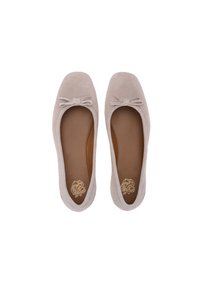 Beige ruskinds ballerinaer med en rund tå og en lille sløjfedetalje foran. Blød indvendig foring og fleksibel sål.