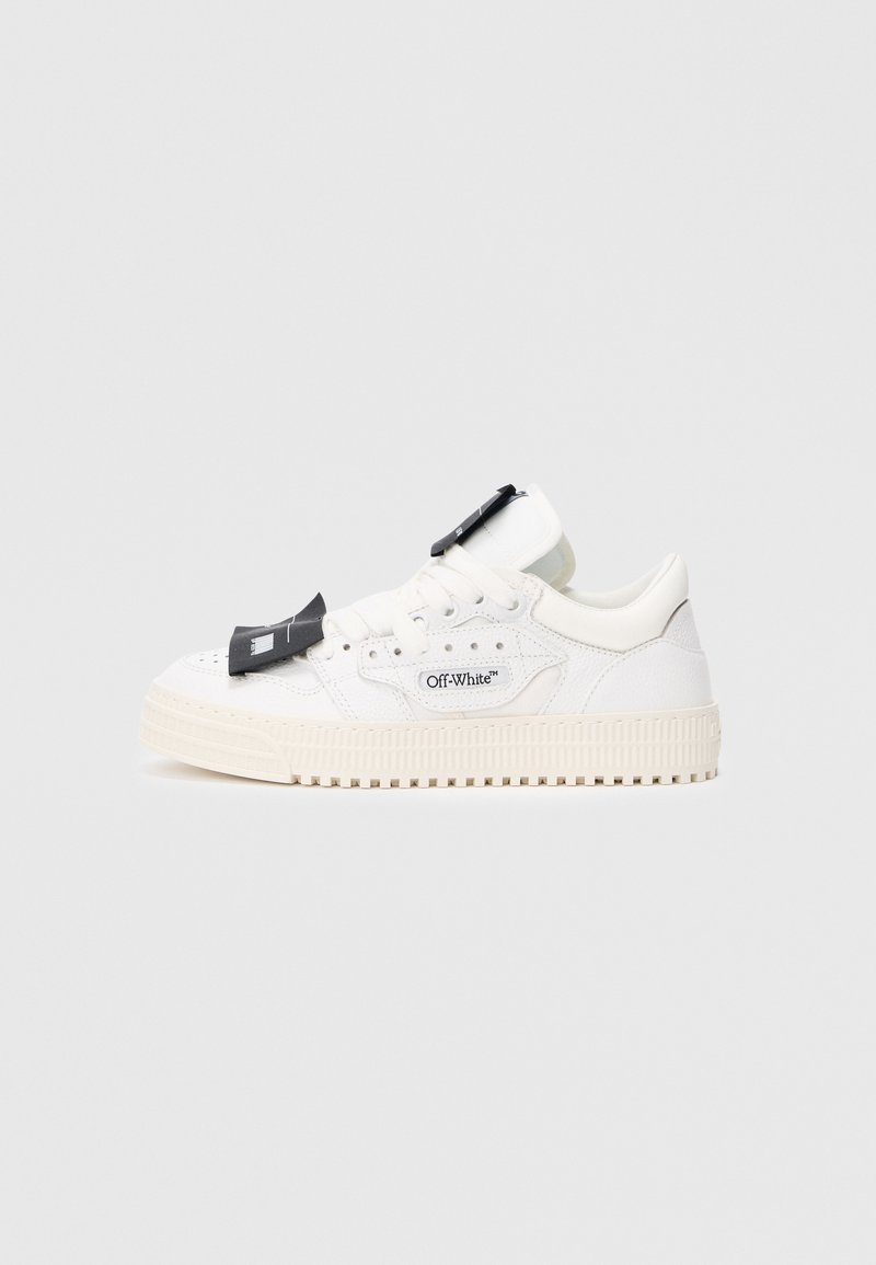 Białe sneakersy z teksturowaną skórzaną cholewką, charakterystycznym czarnym paskiem oraz wytłoczonym logo, z solidną gumową podeszwą.
