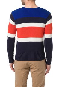 Pull en maille bleu marine avec des rayures horizontales rouges, blanches et bleues. Les poignets et l'ourlet côtelés apportent texture et ajustement.