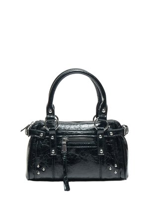 Sac à main en cuir noir avec deux poignées, poche avant zippée, clous argentés et surface texturée isolée sur fond blanc.