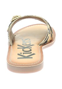 Sandalias planas con un upper de estampado de leopardo, de color beige, que cuentan con una sola correa y una plantilla acolchada con el logo de "Kickers".