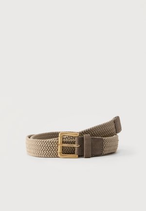 Ceinture en tissu tressé beige avec une boucle en métal doré et des accents en cuir suédé, enroulée sur un fond blanc.