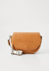 Hnědá kožená crossbody taška s embosovaným logem "Pepe Jeans London", kulatého tvaru a texturovaným povrchem. Disponuje vzorovaným popruhem.