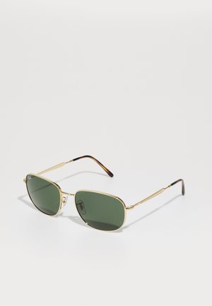 Gafas de sol con marco dorado y lentes verdes, de forma rectangular y con patillas texturizadas; presentan una ligera curvatura en los brazos para mayor comodidad.