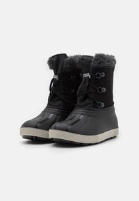 Černé voděodolné boty se zatepleným vrškem, texturovanou gumovou špičkou a šedou gumovou podrážkou se zigzagovým vzorem. Nastavitelná šňůrková zavírání.