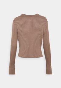 Bruine geribbelde gebreide trui met lange mouwen, een kraag en een getailleerde taille, gezien van achteren tegen een witte achtergrond.