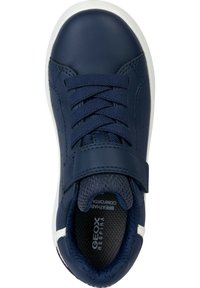 Granatowe sneakersy o eleganckim designie, wykonane z syntetycznej skóry, z tkanym językiem i białą gumową podeszwą. W zestawie pasek na rzep.