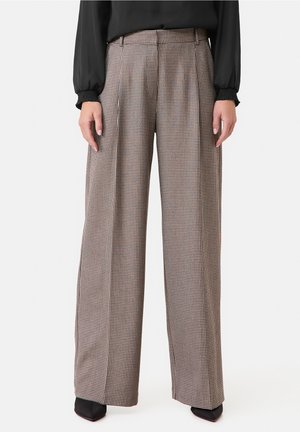 Brede pijpen broek van een Pied-de-coq stof in bruin en crème tinten, met voor plooien en een tailleband.