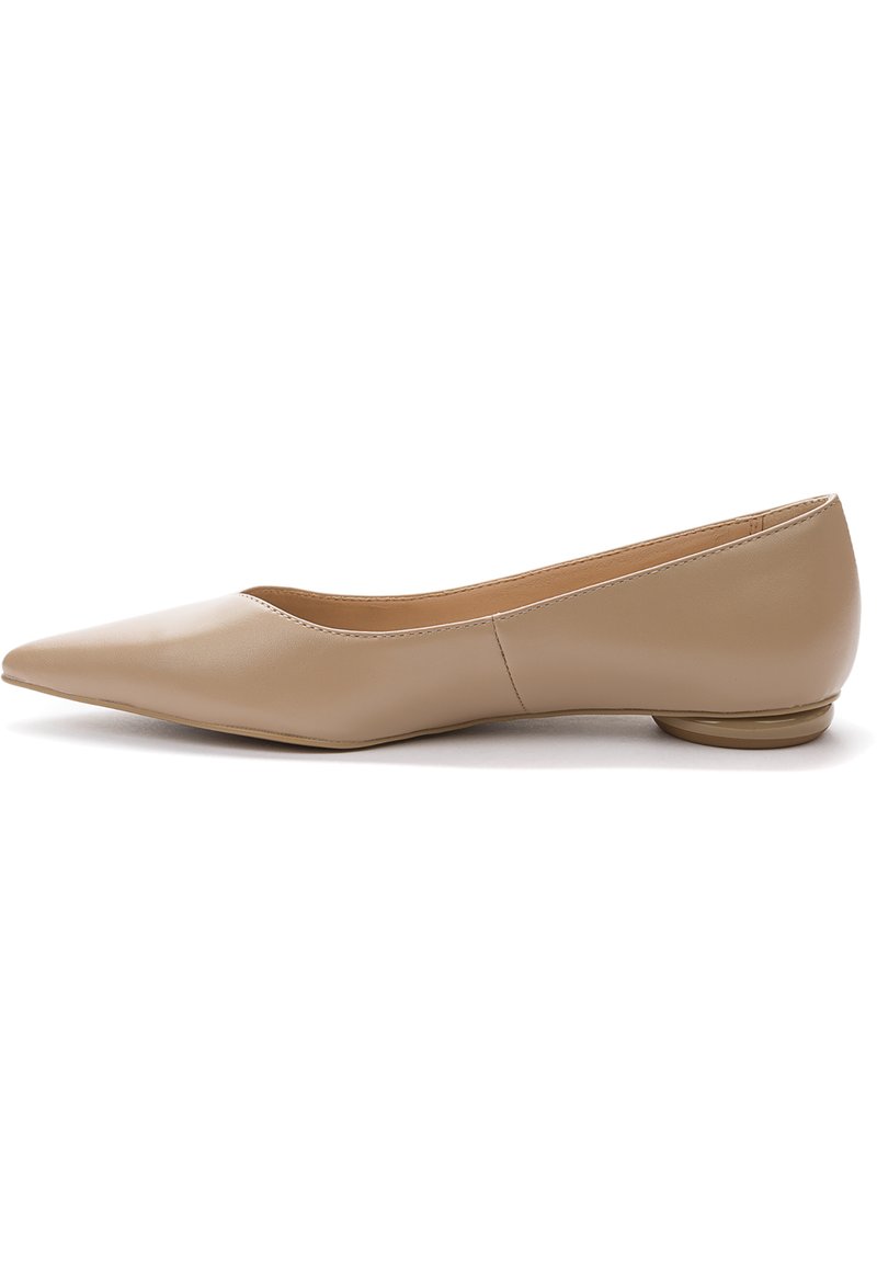 Scarpa flat beige a punta realizzata in pelle liscia, con un sottile retro arrotondato e un tacco basso e arrotondato. Design semplice senza motivi visibili.