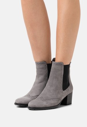 Bottes ankle en suédine grise avec un talon carré, dotées de panneaux latéraux élastiques, de détails en brogue et d'une finition lisse.
