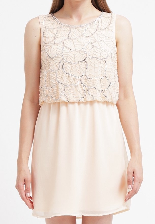 Robe sans manches pêche clair avec un corsage en dentelle pailletée et une jupe douce et fluide. Le tissu a une texture lisse et délicate.