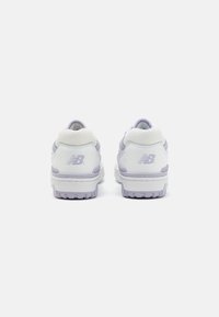Ein Paar weiße und lavendelfarbene New Balance Sneakers, von hinten auf einem schlichten hellgrauen Hintergrund gezeigt.
