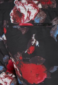 Urban Classics PATTERN - Fürdőnadrág - black rose aop