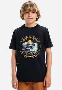 Camiseta de algodón negra con un gráfico multicolor que presenta olas, sol y texto. Cuello redondo y mangas cortas. Corte casual.