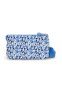 Pochette blu a motivo realizzata in materiale sintetico, con un mix di design geometrici blu chiaro e scuro. Include un soffice pom-pom blu come tirazip.